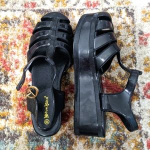 BLACK PLATFORM JELLY SANDALS.